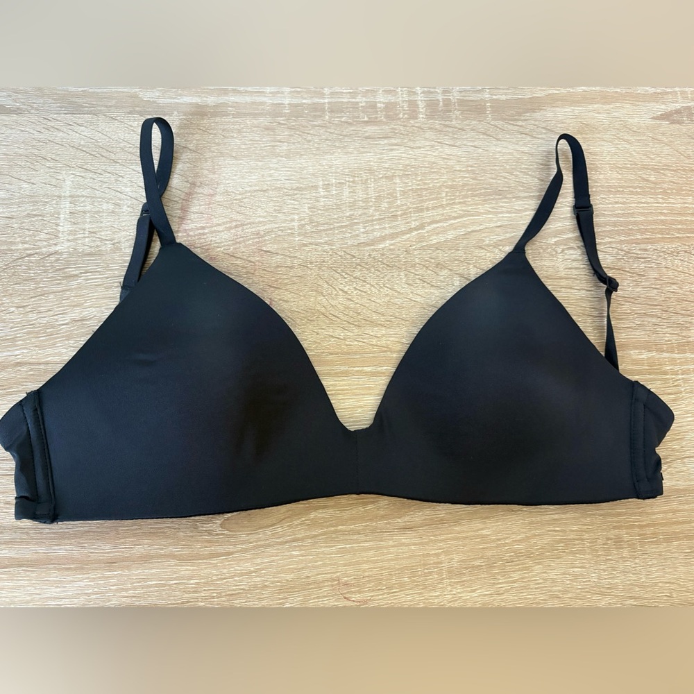 SKIMS Kim Kardashian wireless form bra 32D new without tags